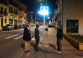 Visita de concejales y alcalde a las zons con nuevas señales luminosas.