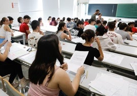 Varios estudiantes durante la prueba de acceso a la Universidad.