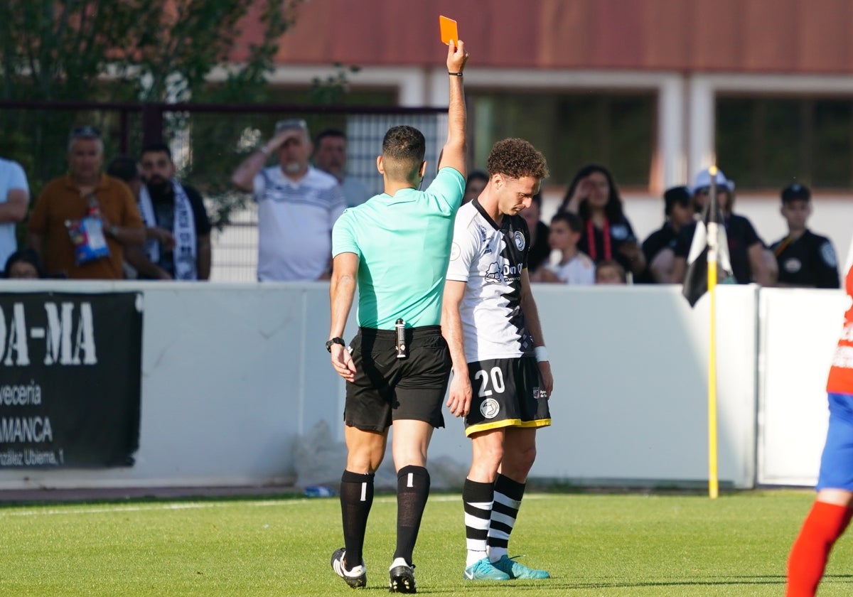 Jordi Tur completamente abatido al mostrarle Palomares Gutiérrez la roja este pasado sábado.