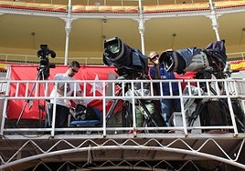 Cámaras de televisión en la plaza de toros de las Ventas.