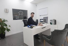 Luis Morales, gerente de MH Estudio Inmobiliario, en la oficina situada en la avenida de Portugal.