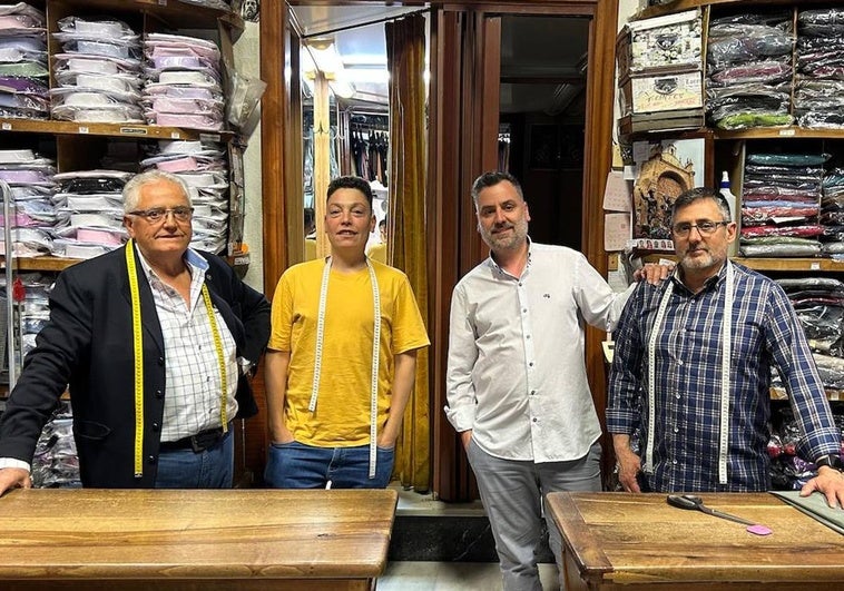 José Manuel Mulas Fernández (i), sus dos hijos y el empleado, tras el mostrador de Pañerías Fernández.