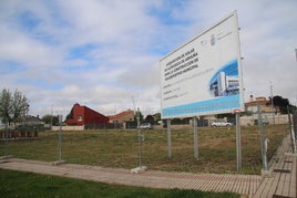 La parcela de Aldeaseca de Armuña, ya vallada, en la que se construirá el pabellón cubierto.
