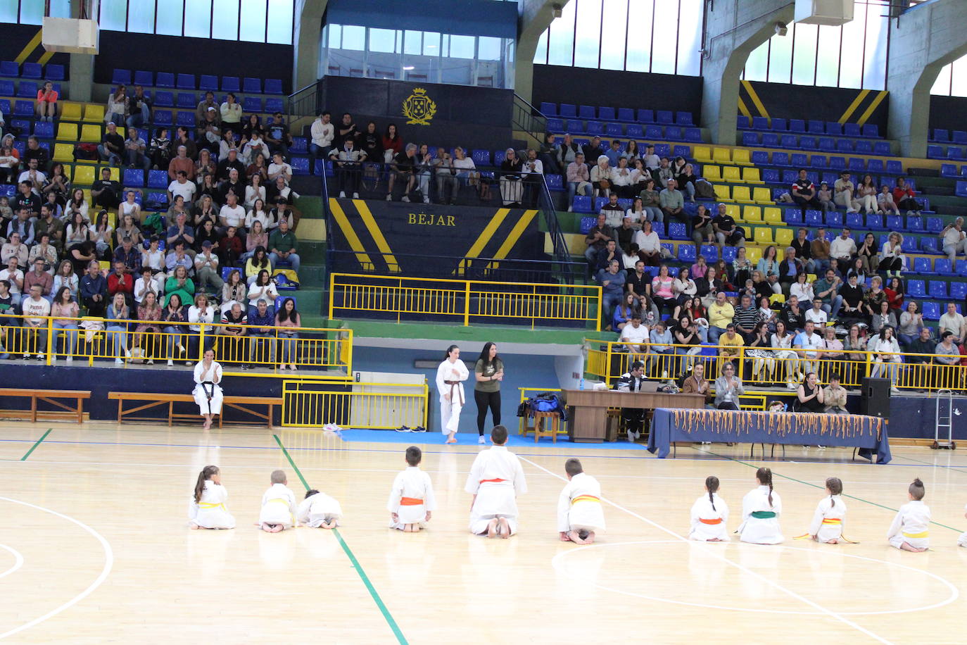 Baile y kárate en el pabellón municipal de Béjar