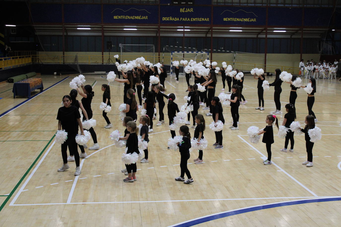 Baile y kárate en el pabellón municipal de Béjar