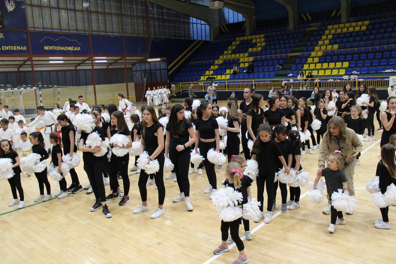 Baile y kárate en el pabellón municipal de Béjar