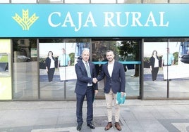 Vicente Jaén Juanes, Director del Área de Negocio y Marketing de Caja Rural de Salamanca y el presidente del Colegio de Odontólogos, D. Álvaro Alonso Hernández
