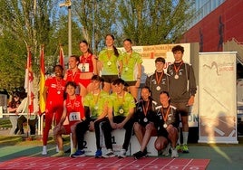 Los equipos del Universidad de Salamanca-Ianuarius y Atlético Salamanca-Caja Rural, en el podio del relevo mixto.