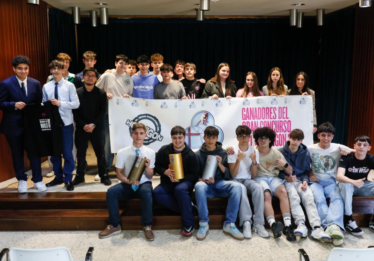 Una imagen de los ganadores recogiendo el premio.