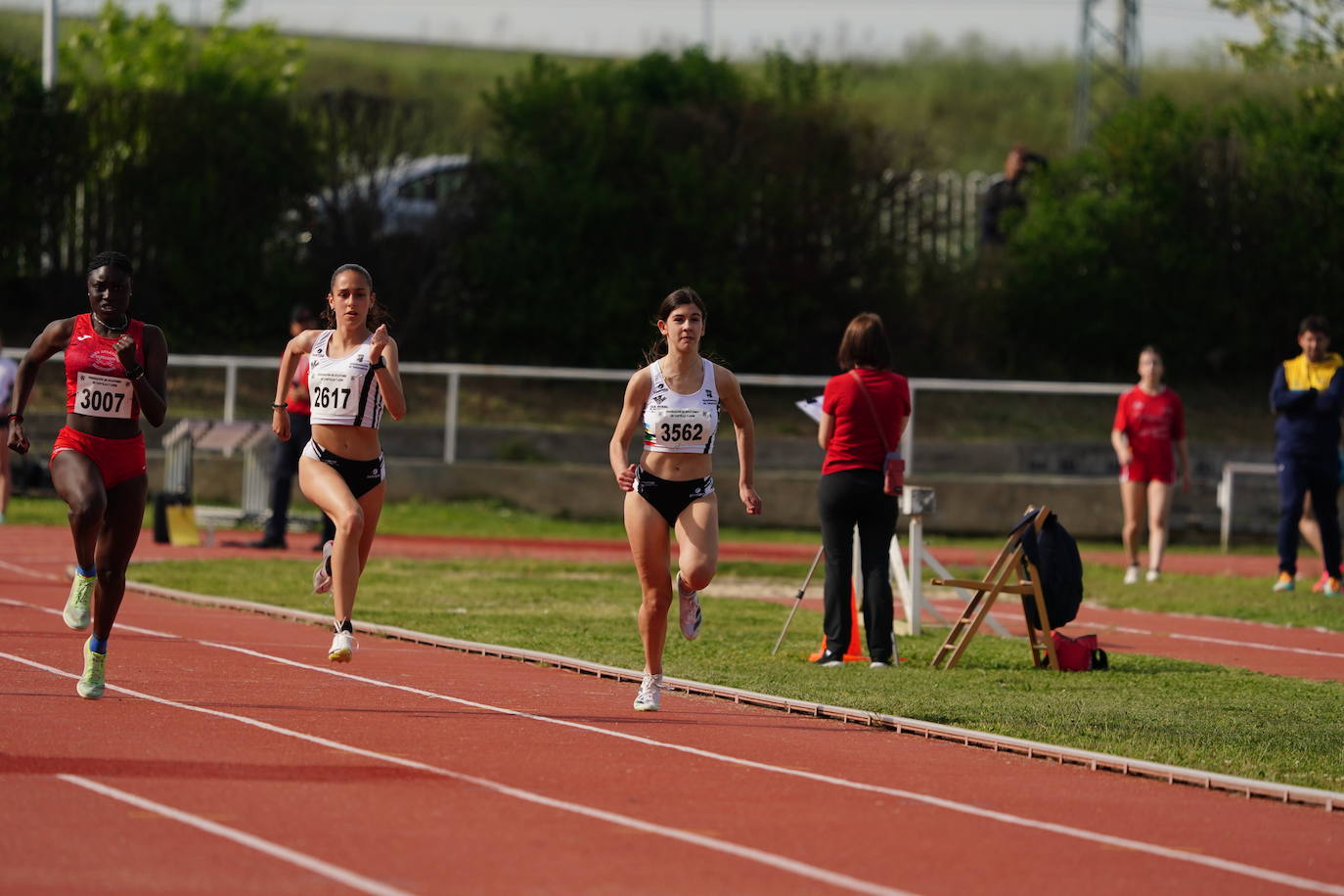 Otra gran tarde de atletismo en Las Pistas con marcas muy destacadas