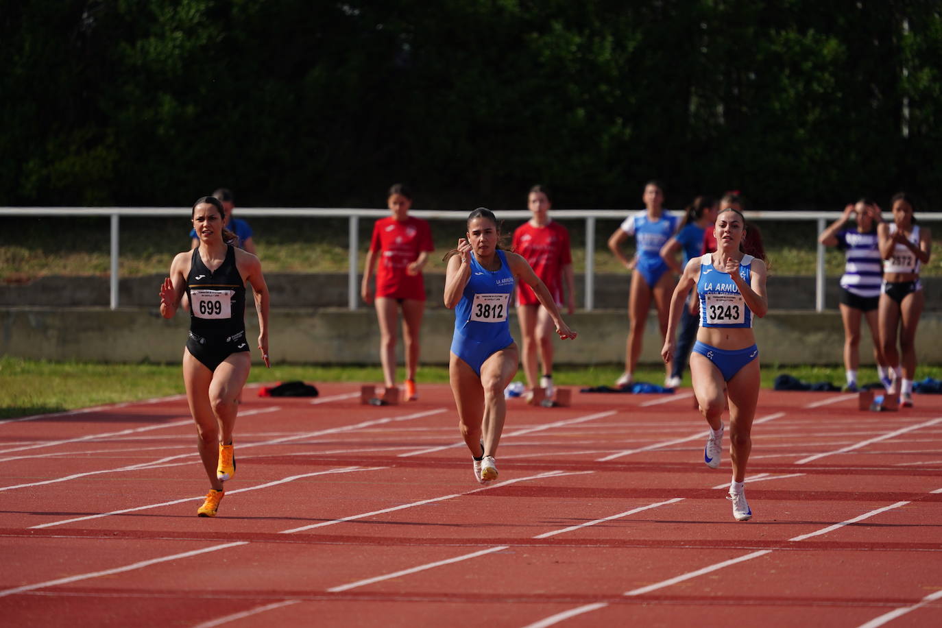 Otra gran tarde de atletismo en Las Pistas con marcas muy destacadas