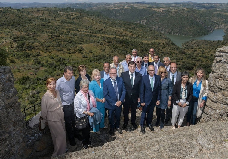 Alfonso Fernández Mañueco junto a alcaldes de municipios de La Raya de Salamanca y Zamora