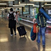 Dos personas con equipaje en la terminal T4 del Aeropuerto Adolfo Suárez Madrid-Barajas.