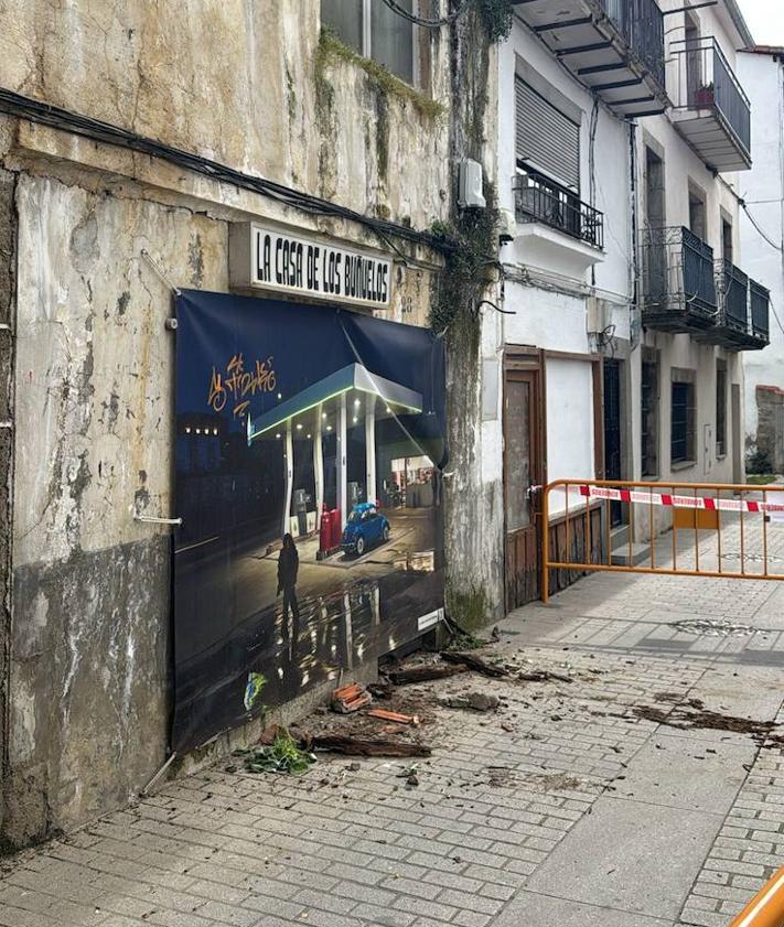 Imagen secundaria 2 - Calle Mansilla cortada por el riesgo de derrumbe de uno de sus edificios.
