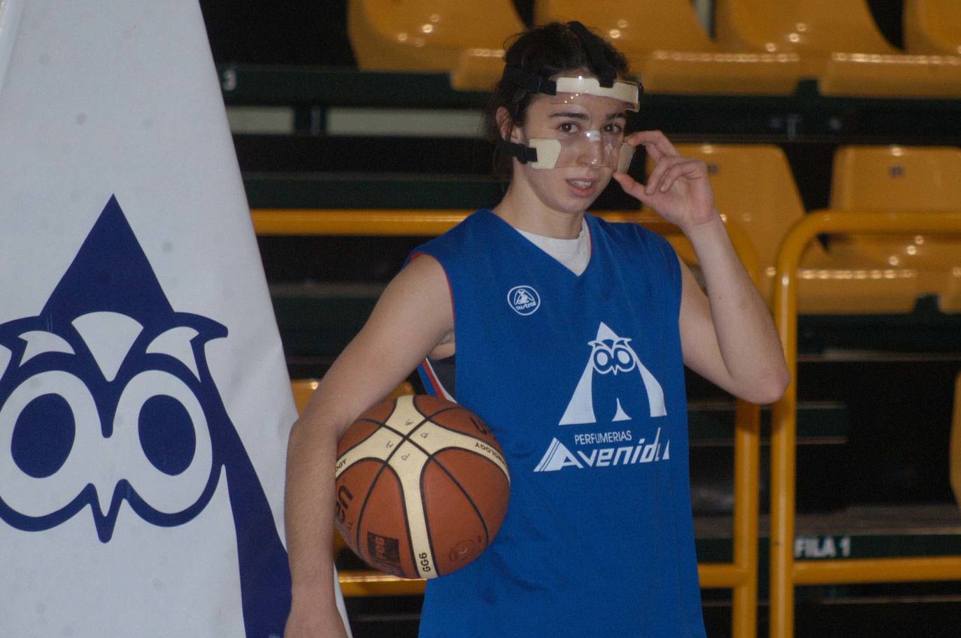 En un partido de liga frente a Hondarribia en noviembre de 2007 sufrió una fractura en los huesos propios de la nariz. En la fotografía aparece con la máscara que se puso para poder seguir jugando. A Silvia le costó colocarse la protección y acusaba la falta de visibilidad, pero le sirvió para jugar un partido de Euroliga en Chequia tres días después. Aunque tan solo jugó 9 minutos por la incomodidad de la máscara.