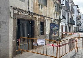 Calle Mansilla cortada por el riesgo de derrumbe de uno de sus edificios.