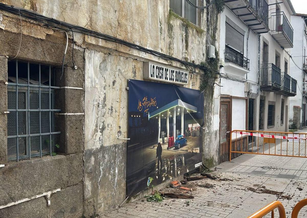 Imagen secundaria 1 - Calle Mansilla cortada por el riesgo de derrumbe de uno de sus edificios.