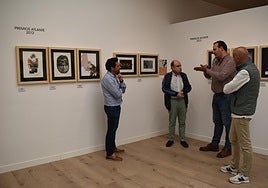 El director del Museo, Antonio Navarro; el comisario de la exposición, José Fuentes; el alcalde, David Mingo; y el concejal de Turismo, Juan Carlos Bueno; en el Museo del Grabado de Santa Marta de Tormes.