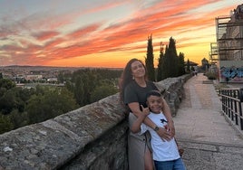 Johana Velásquez junto a su hijo de ocho años en la ciudad de Salamanca.
