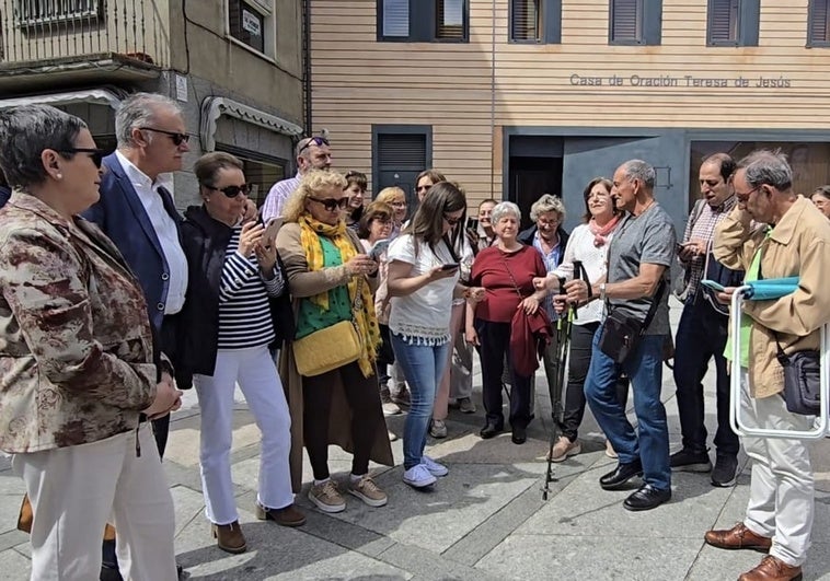 El grupo 'Larcurius' cantando en la plaza de Santa Teresa en Alba.