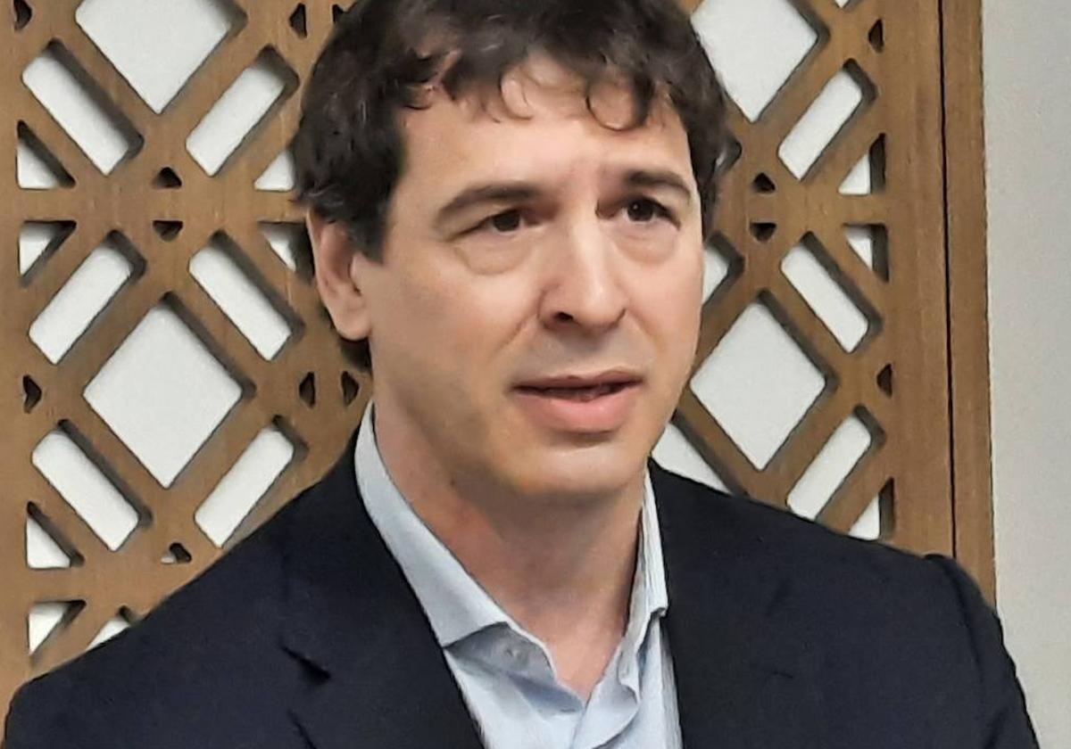 La juez envía a juicio al hermano de Pedro Sánchez y al presidente de la Diputación de Badajoz