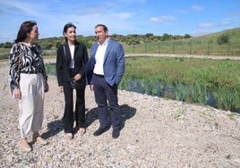 Pilar Sánchez, Julia Rivas y Eloy Ruiz en la nueva depuradora de Topas.