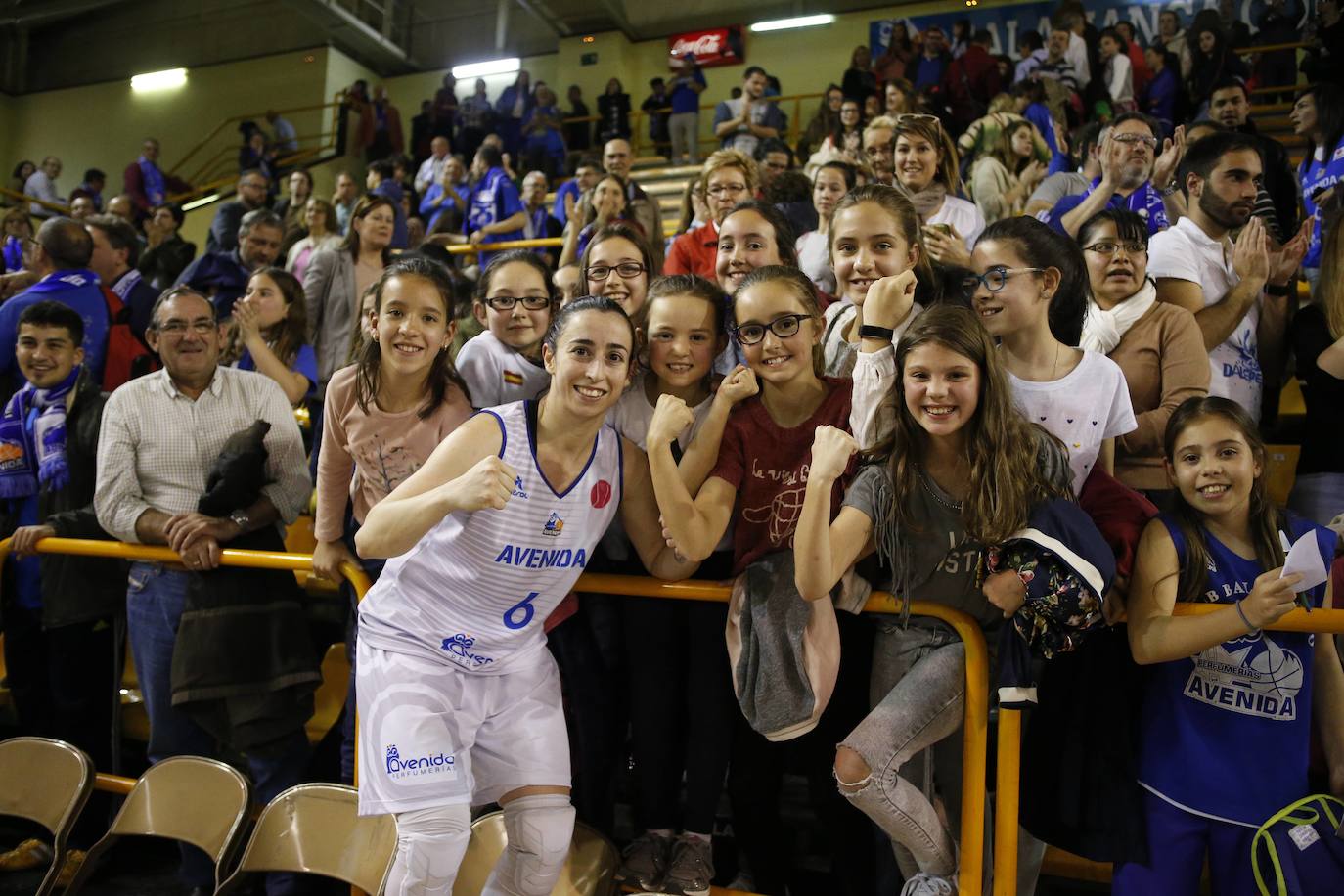 En la imagen tras un partido de Euroliga el 10 de marzo de 2017, con un triunfo ante el Fenerbahce turco. Silvia, siempre sonriente y atenta con las jóvenes aficionadas de la marea azul.