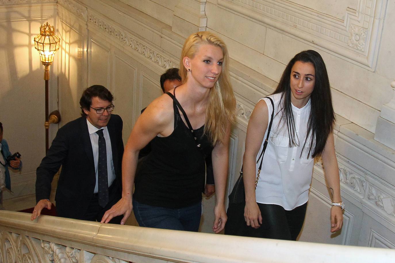De nuevo, el Perfumerías Avenida fue recibido en el Ayuntamiento por Alfonso Fernández Mañueco tras su excelente temporada 2016-17. En la imagen, Laura Gil y Silvia Domínguez ascendiendo las escaleras hacia el salón de recepciones.