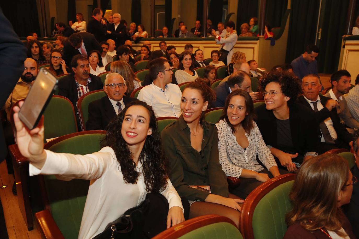El 16 de octubre de 2017 el Perfumerías recibe la Medalla de Oro de la ciudad en el Teatro Liceo. Comandadas por la familia Recio, acuidieron todas la jugadoras y el cuerpo técnico. En la imagen, Silvia Domínguez, Quevedo, Asurmendi, Nicholls y Miguel Ángel Ortega, se hacen un `selfie' durante el acto.