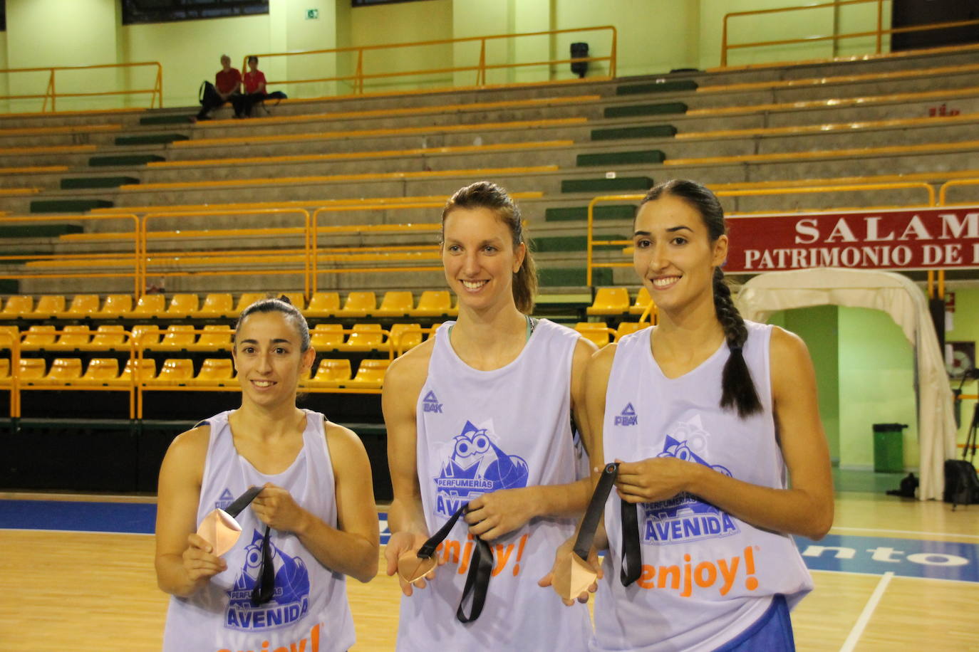 Silvia Domínguez ha sido internacional en 214 partidos con España, consiguiendo 9 medallas internacionales. En la imagen, junto a Laura Gil y Belén Arrojo con el bronce mundialista conquistado en la Copa Mundial de Baloncesto Femenino celebrada en Tenerife en septiembre de 2018.