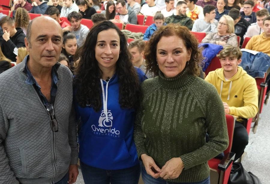 Silvia ha participado en multitud de actividades en colegios y conferencias de diversas temáticas. En la imagen, durante la jornada ' Mujer y Deporte' en diciembre de 2019 de la Facultad de Educación de la Universidad Pontificia, organizada por la Federación de Baloncesto de Castilla y León. Silvia Domínguez incidió en la visibilidad. « Estamos acostumbradas a la poca visibilidad mediática que tenemos comparado con los hombres, pero en esto tenemos que seguir trabajando» .