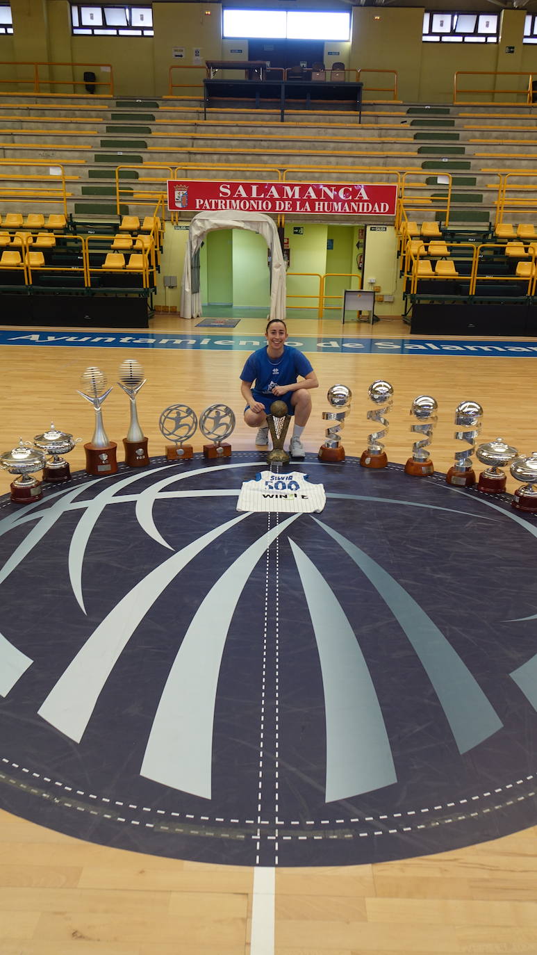 Silvia Domínguez cumplió en Zaragoza el 21 de febrero de 2021 el medio millar de partidos vistiendo la camiseta del Perfumerías Avenida. En este tiempo la capitana había sumado 1 Euroliga, 4 Ligas, 4 Copas y 5 Supercopas, a las que se unirían más trofeos. El club, a modo de homenaje, le realizó un reportaje fotográfico con las copas ganadas y la camiseta conmemorativa en Wüzrburg. 