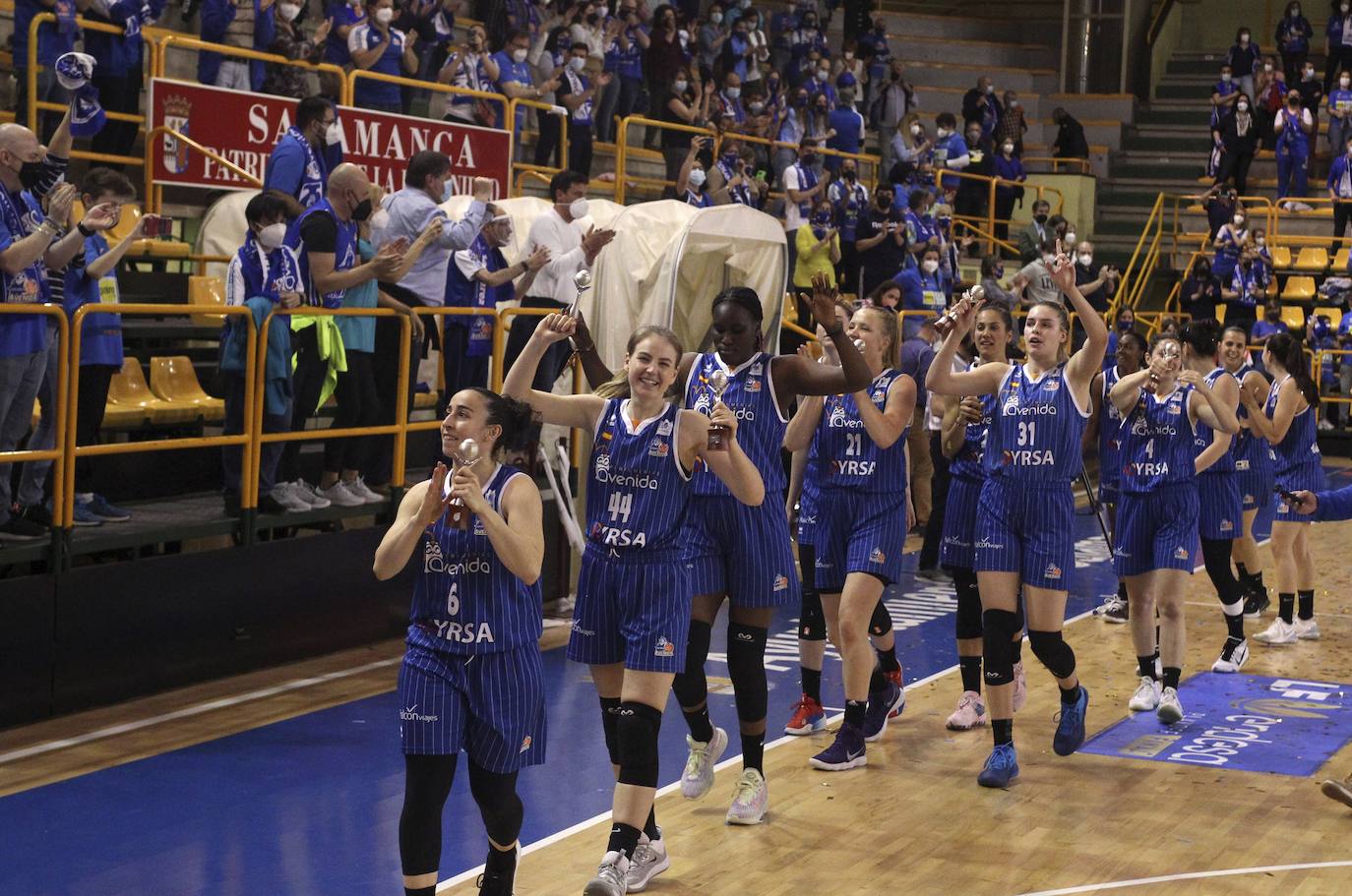 En la temporada 2020-21 el Avenida vuelve a hacerse con la Liga Femenina ganando al Valencia Basket en la final. Silvia Domínguez aparece dando la vuelta de honor capitaneando a sus compañeras en Würzburg el 6 de mayo de 2021.