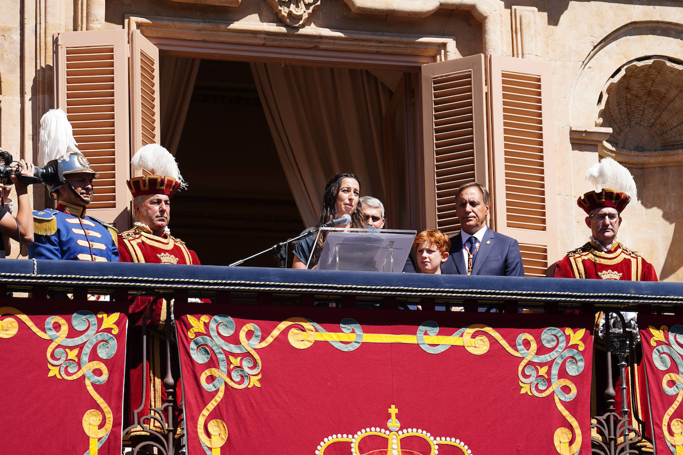 En las Ferias y Fiestas de 2024 tuvo el honor de dar el pregón desde el balcón del Ayuntamiento. En la imagen aparece junto a su hermano, el periodista Jordi Domínguez que la presentó, su hijo Yago y el alcalde Carlos García Carbayo. 