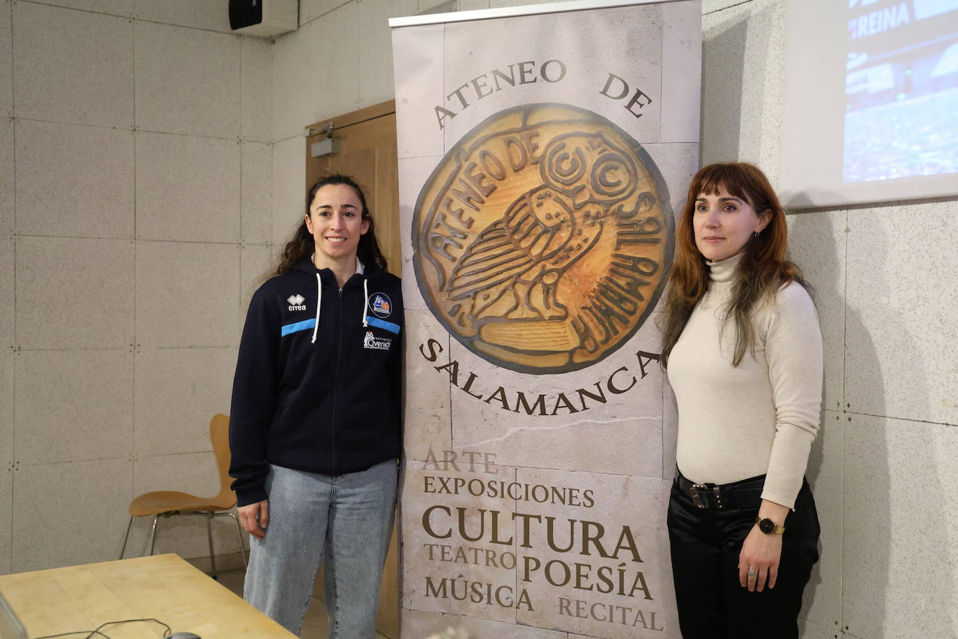 De nuevo fuera de las canchas, la capitana del Perfumerías Avenida, Silvia Domínguez, protagonizó en el escenario de la Casa de las Cochas un interesante coloquio en el que analizó al club de su vida «más allá del éxito deportivo»; el acto estuvo organizado por el Ateneo.