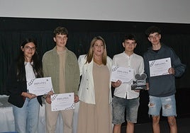 Foto de los ganadores del certamen con la edil Ana Castaño