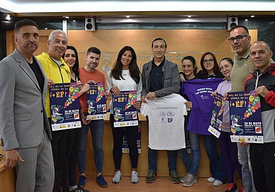 Responsables municipales de Carbajosa y docentes de los centros educativos participantes durante la presentación.