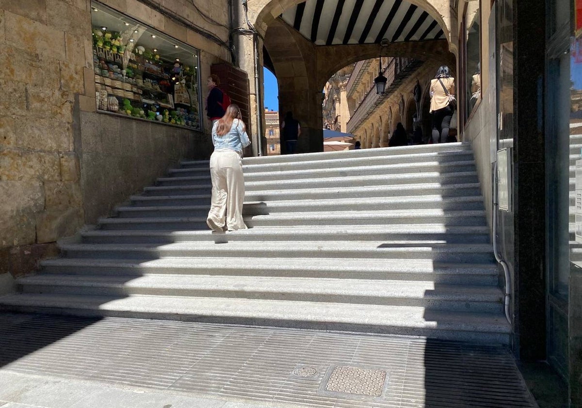 Imagen principal - Las renovadas escaleras de la Plaza Mayor, a falta de remates