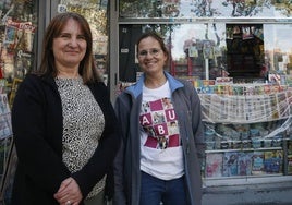 Las hermanas Pérez en el quiosco del paseo del Rollo.