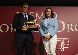 Justo Hernández recibe el premio a manos de María González Corral.
