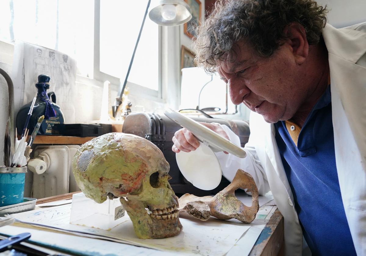 Un forense salmantino guarda 22 años el esqueleto de un romano del siglo V