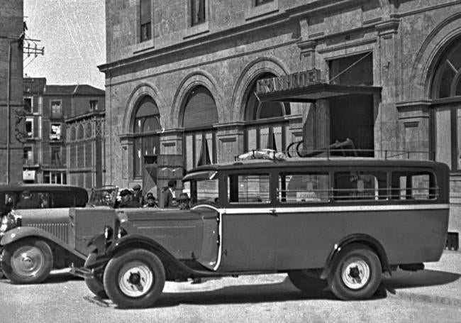 Varios coches de línea, estacionados ante el flamante edificio del Gran Hotel en los años 30.
