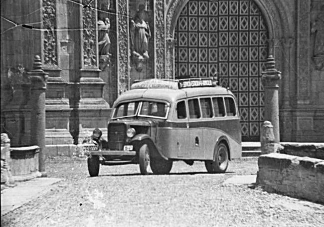 Un autobús maniobra para emprender el camino sobre el puente de Dominicos.
