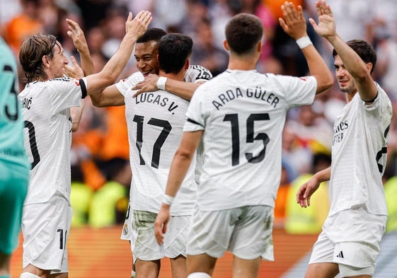 Los jugadores celebran uno de los tantos.