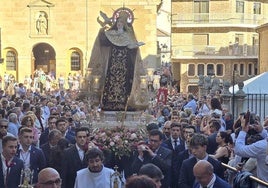 Imagen de la Santa ante los fieles.