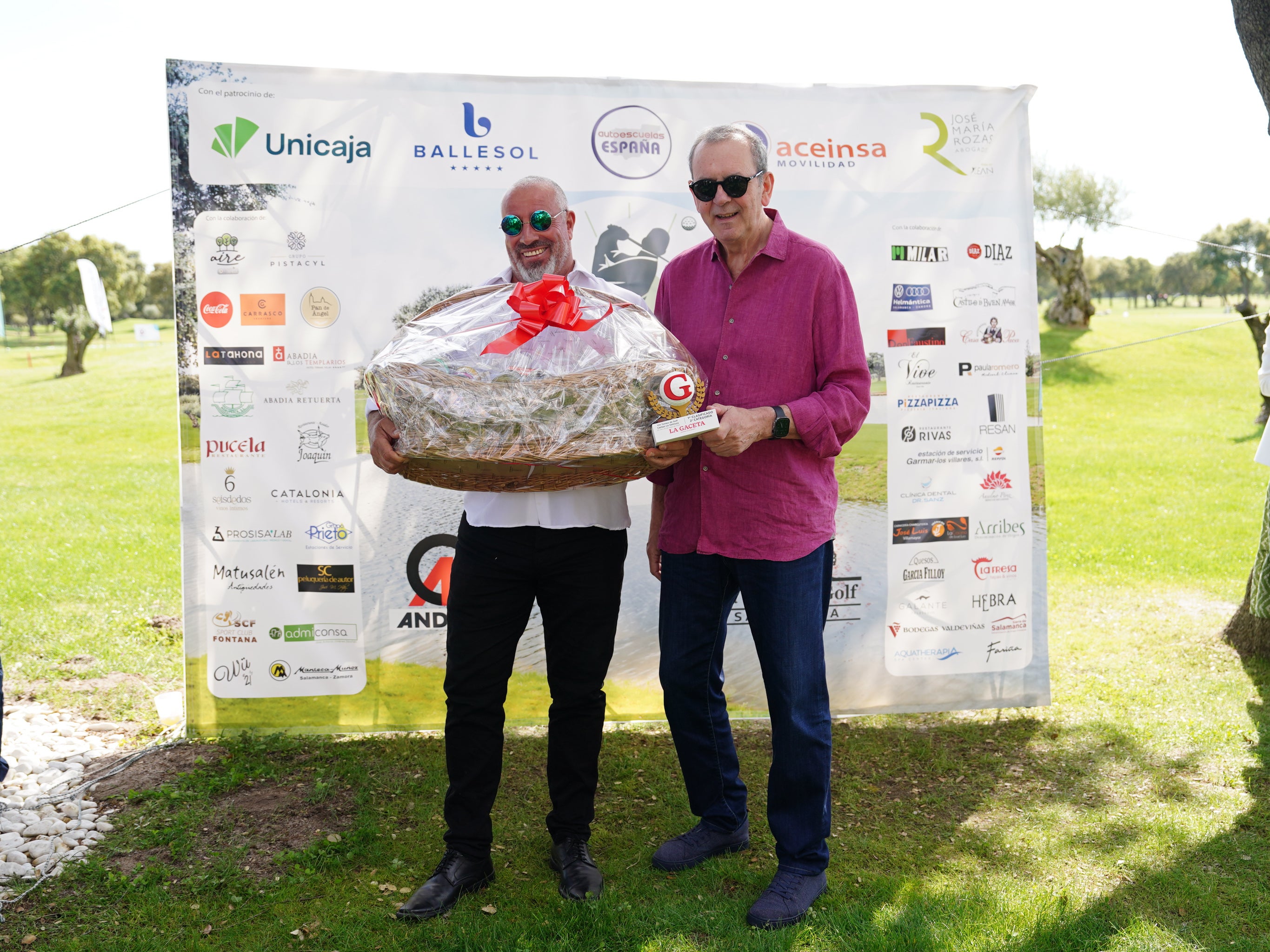 Carlos Herrero Martín fue el primer clasificado en Segunda Categoría y se llevó, junto al trofeo, una cesta de productos gourmet valorada en más de 500 euros, cortesía de La Tahona Delicatessen. Su gerente, Narciso Hernández, fue el encargado de darle los premios.