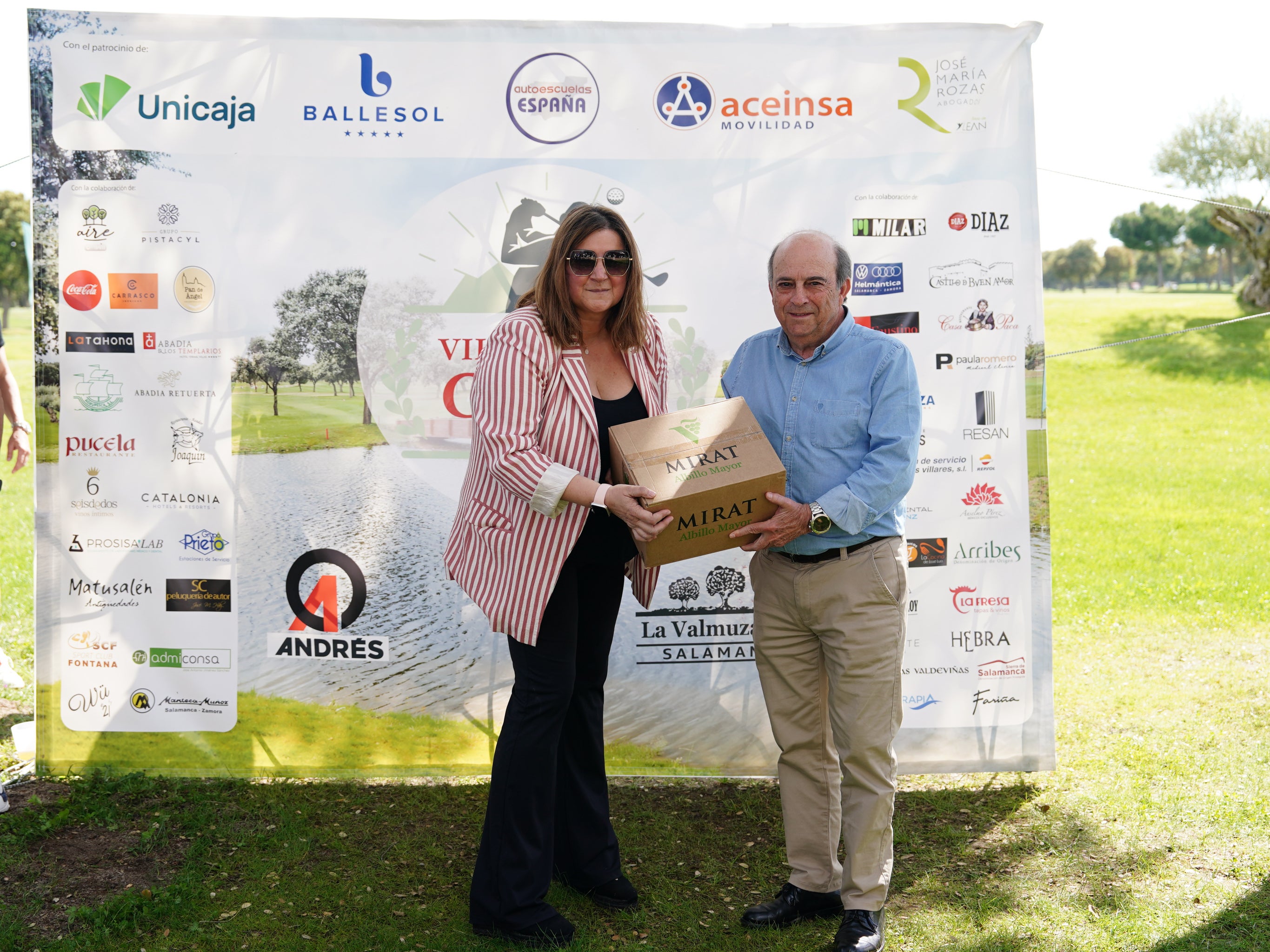 Las doce botellas de vino blanco Mirat ‘Torrelanga Albillo’, valoradas en 300 euros, cortesía de Bodegas Valdeviñas, fueron para Agustín Alba, quien las recibió de manos de Maribel Crespo, de LA GACETA.