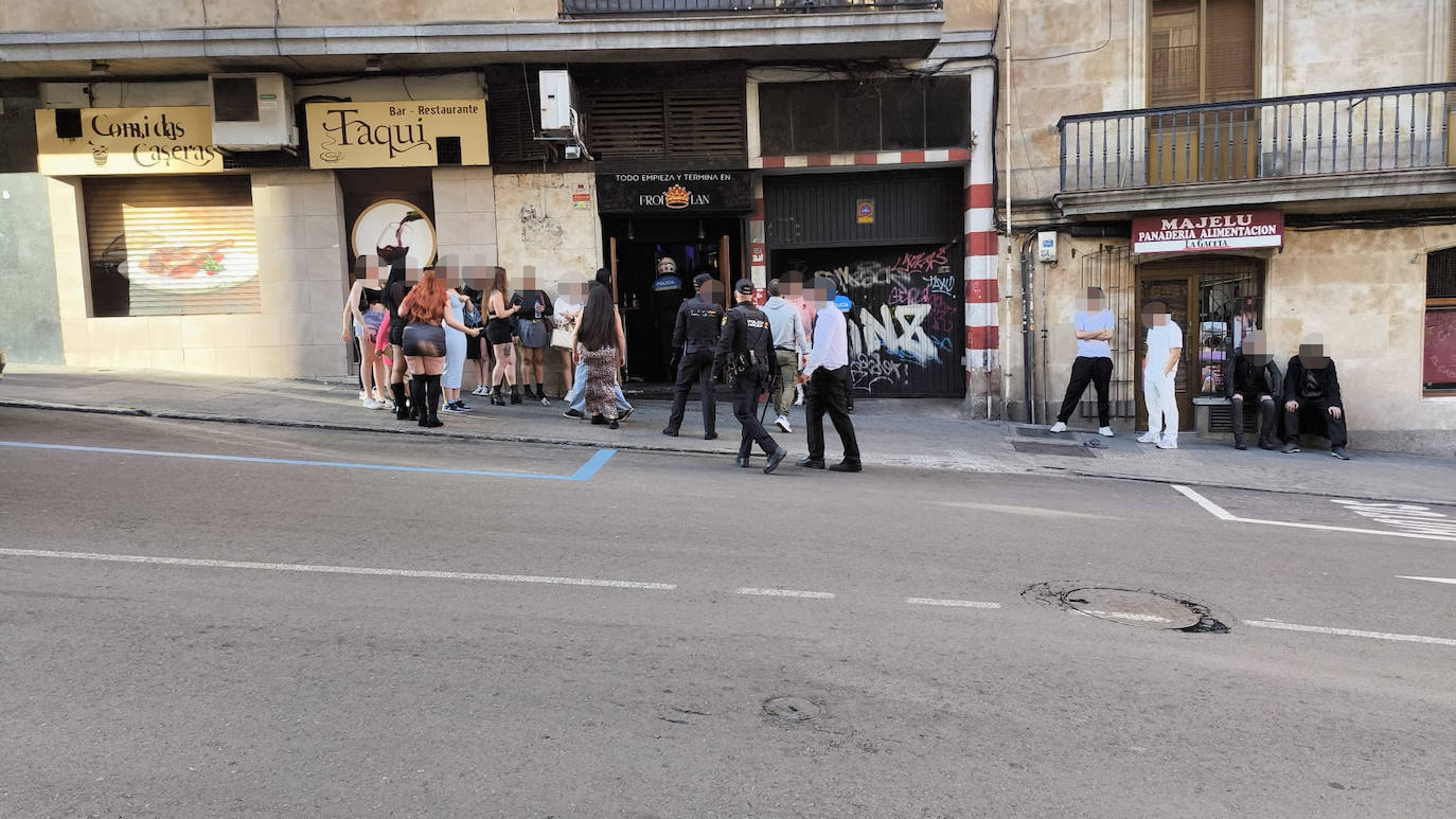 Algunos de los jóvenes desalojados.