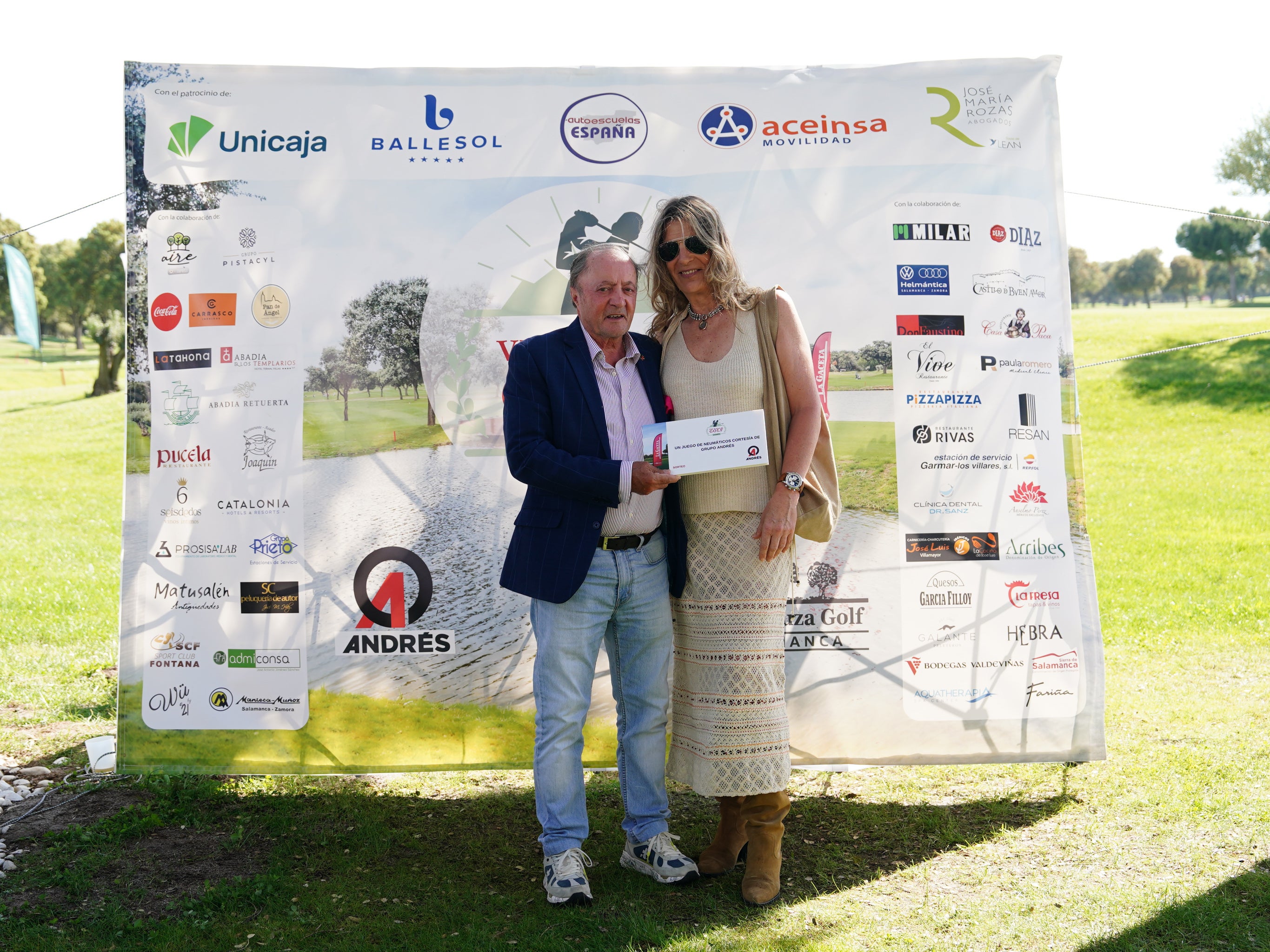 Eustaquio Andrés, presidente de Grupo Andrés, hizo entrega a Mercedes Pérez López de un juego de neumáticos, cortesía de Grupo Andrés. Con este gran regalo finalizó el acto que puso fin al VIII Torneo LA GACETA.