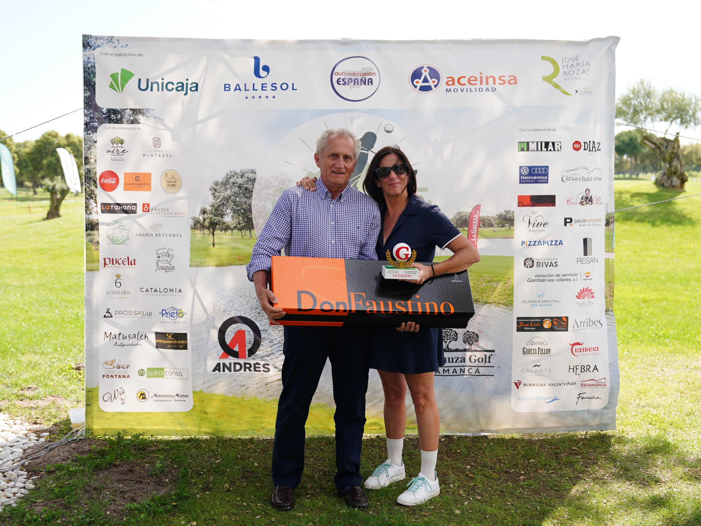 Jaime González Lucas, director general de LA GACETA, hizo entrega del trofeo y un jamón ibérico de bellota, cortesía de Don Faustino, a Sandra Hernández Sampedro.